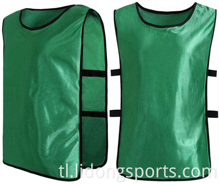 Ipasadya ang pag -print ng logo ng murang mataas na kalidad mesh soccer football training vest bibs pakyawan